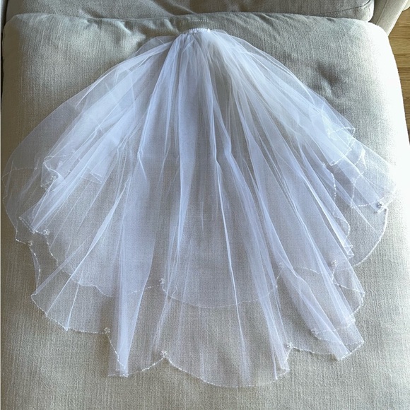 Elegant White Tulle Veil with Hair Comb - Picture 2 of 10